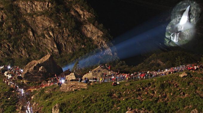 Cascate del Serio, lo spettacolo che illumina d’immenso la notte