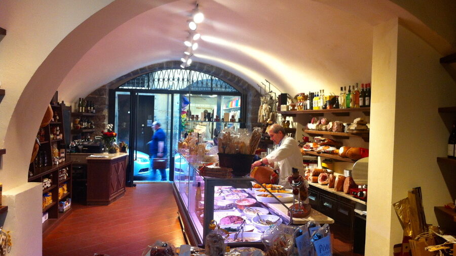 Mangili, la boutique dei migliori salumi e formaggi