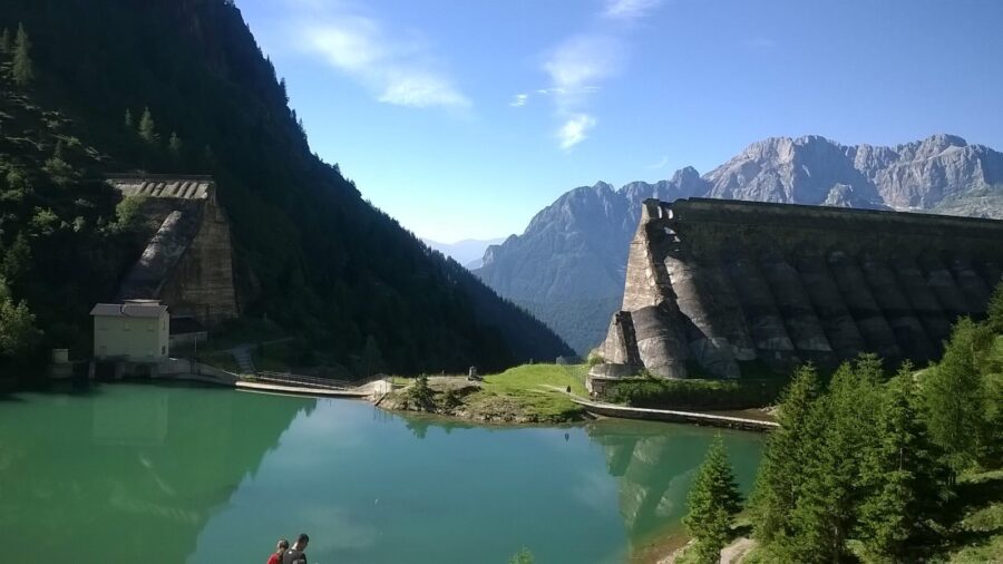 Gleno, la diga spazzata via dall’acqua dà i brividi