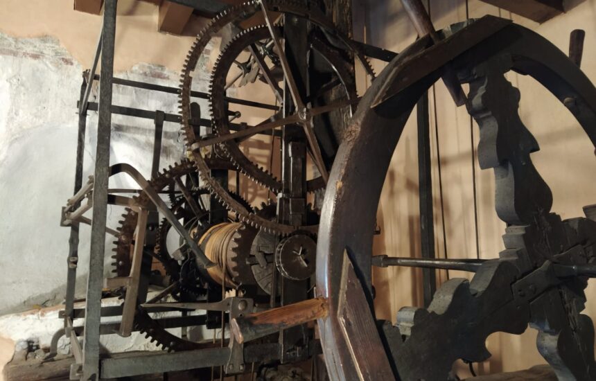 Orologio planetario di Clusone, il capolavoro <br/> senza tempo che non vedrete l’ora di rivedere