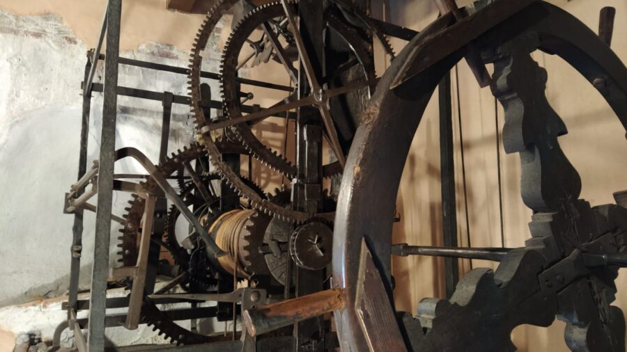 Orologio planetario di Clusone, il capolavoro <br/> senza tempo che non vedrete l’ora di rivedere