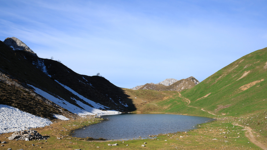 Il Lago Branchino da Valcanale,<br>uno specchio di cielo ai piedi dell’Arera