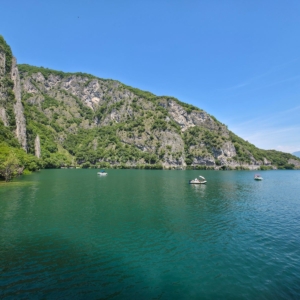 Baia del Bogn, il “mare di Bergamo” dove il lago d’Iseo sembra un angolo da cartolina della Thailandia