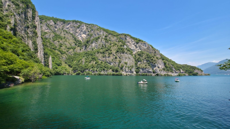 Baia del Bogn, il “mare di Bergamo” dove il lago d’Iseo sembra un angolo da cartolina della Thailandia